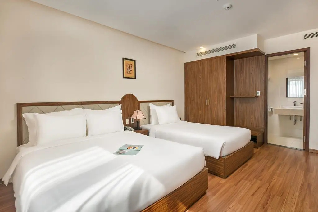 Deluxe Triple room with city view