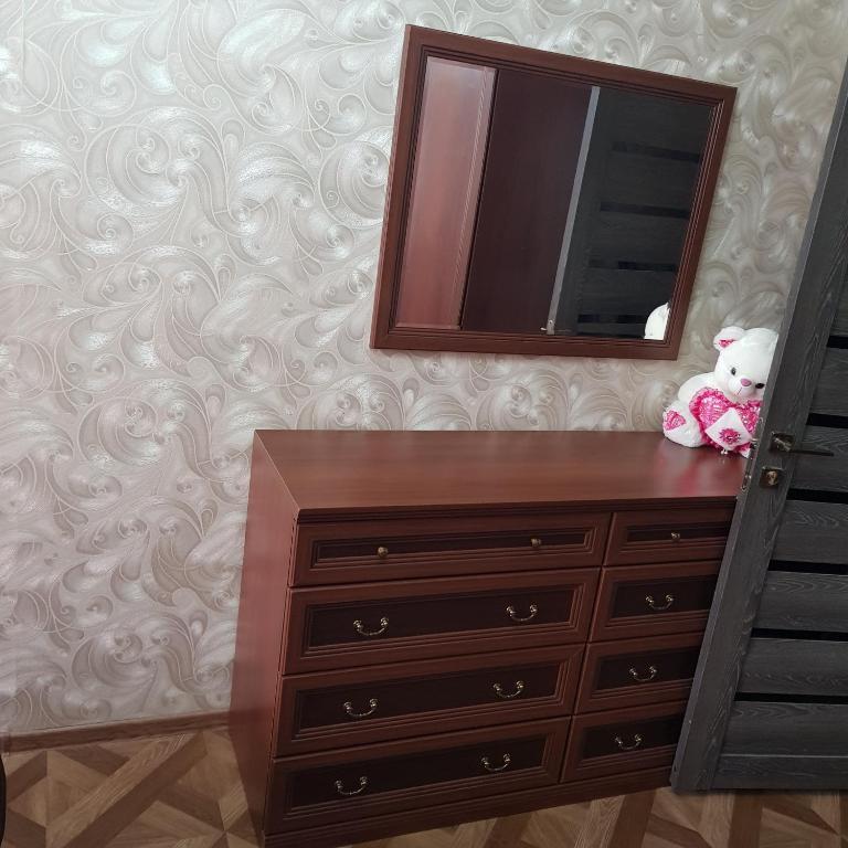 Апартаменты c 1 комнатой в Сдаётся в 2-х ком.кв. 1 комната на берегу моря на 2 человека. Проживание с хозяевами.