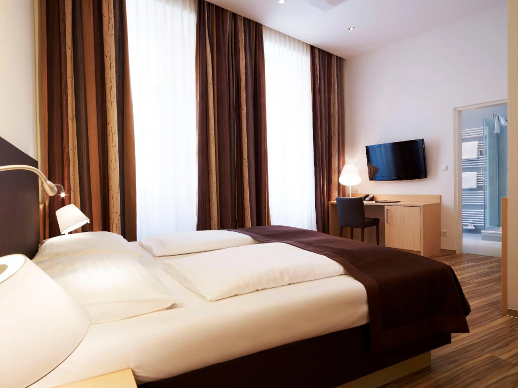 Executive Double room (full double bed)