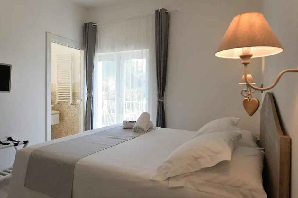 Standard Double room with lake view (full double bed)
