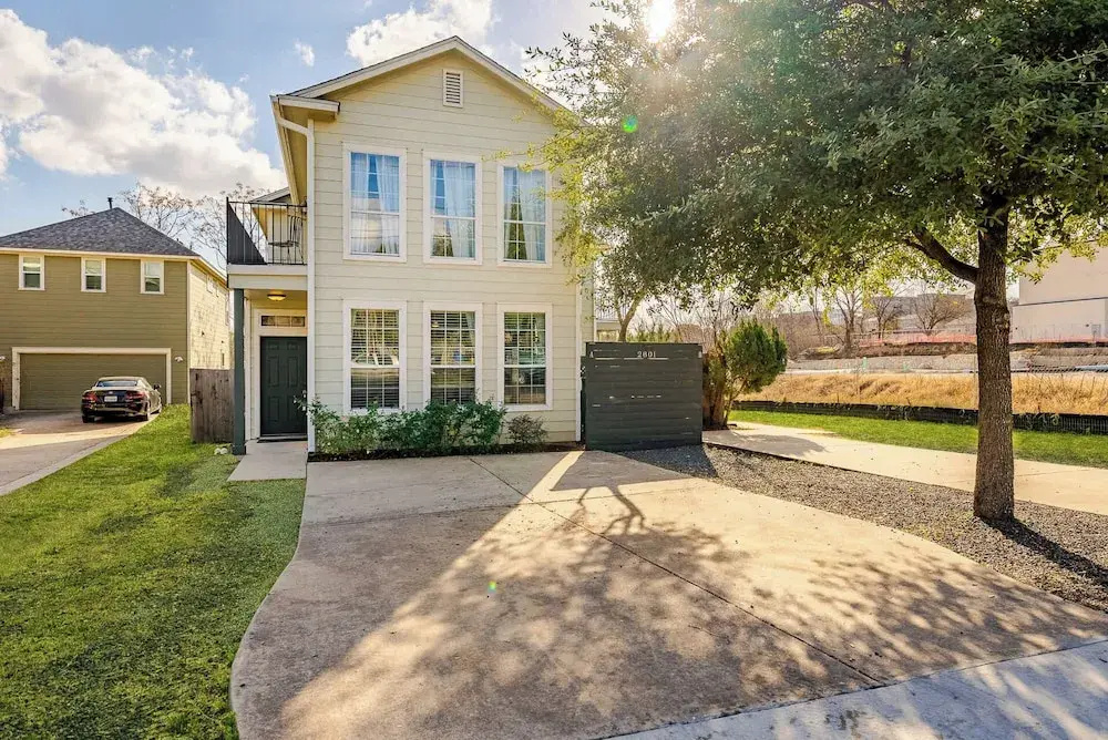 Upstay East Austin Retreat w Yard5min to Downtown