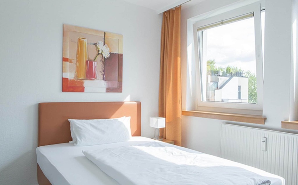 Dietrich-Bonhoeffer-Hotel picture