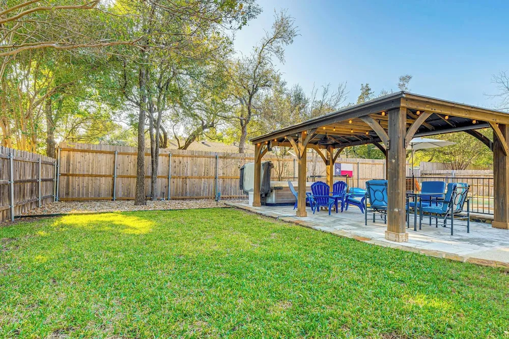 Outdoor Entertainment Space: Austin Family Home