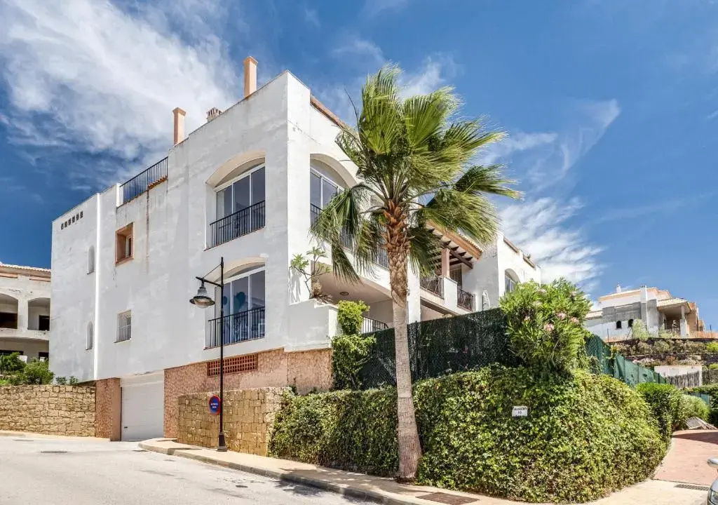 2251-Newly furnished 2 bedrooms with terrace!