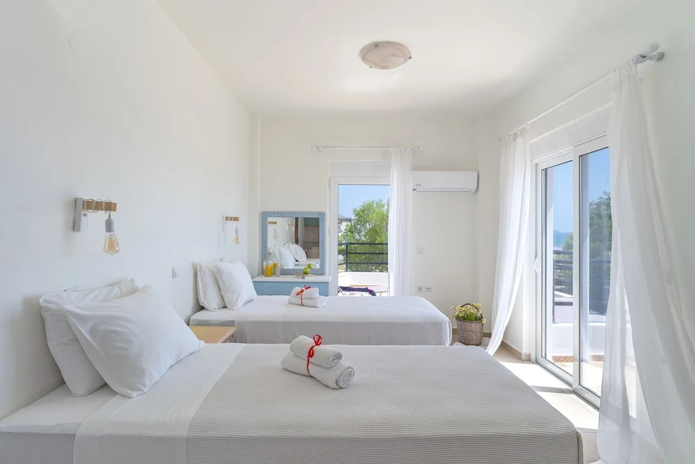 Standard Double room with balcony and beachfront (twin beds)