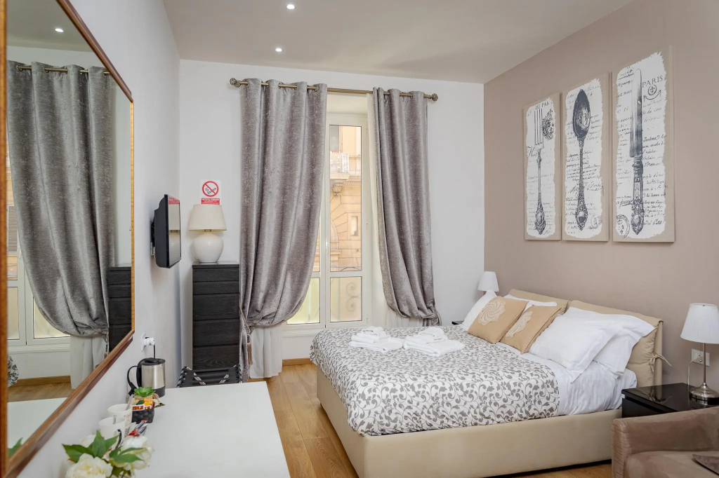 Superior Double room with street view full double bed