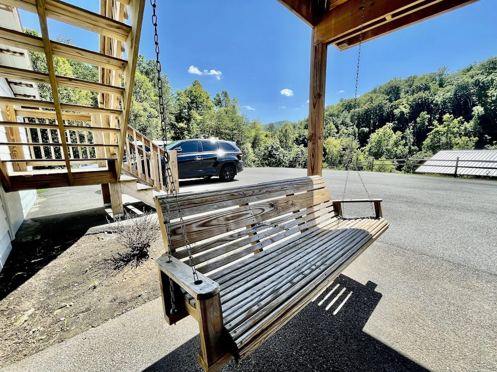 Double L Ranch 1 Bedroom Farmhouse by RedAwning