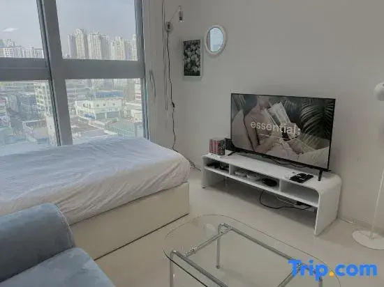 Superior Family room with city view