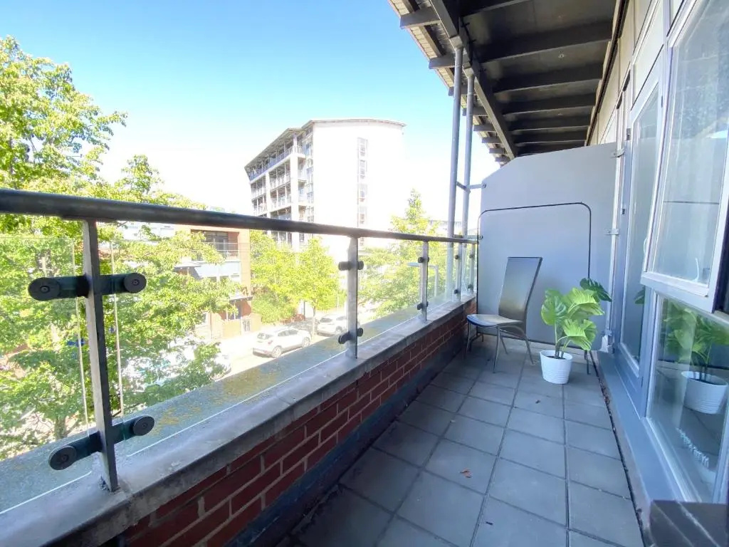 City Centre Townhouse - 3 Bedrooms - Garage - Parking - TOP RATED