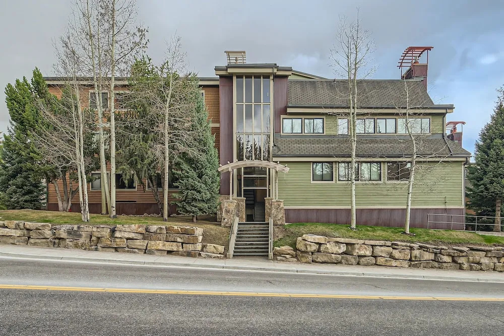 Spacious 2-level Ski Hill 8 Condo Walk to Gondola by RedAwning