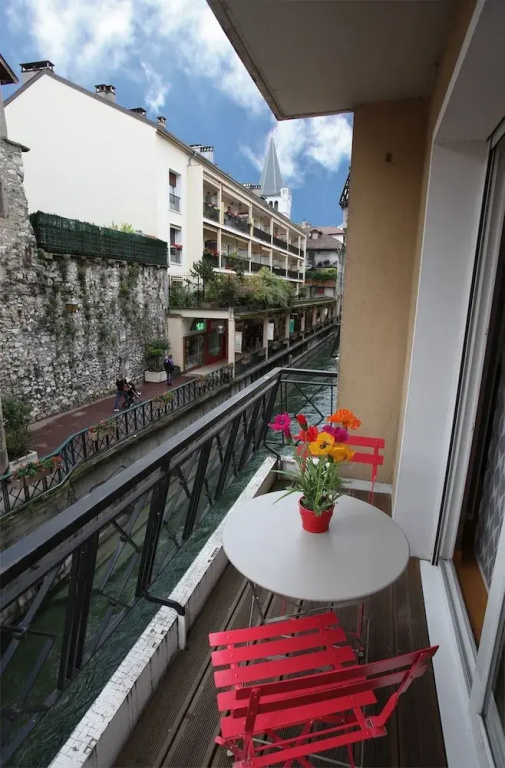 Peace and Comfort in downtown Annecy