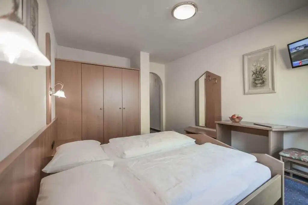 Standard Double room (full double bed)