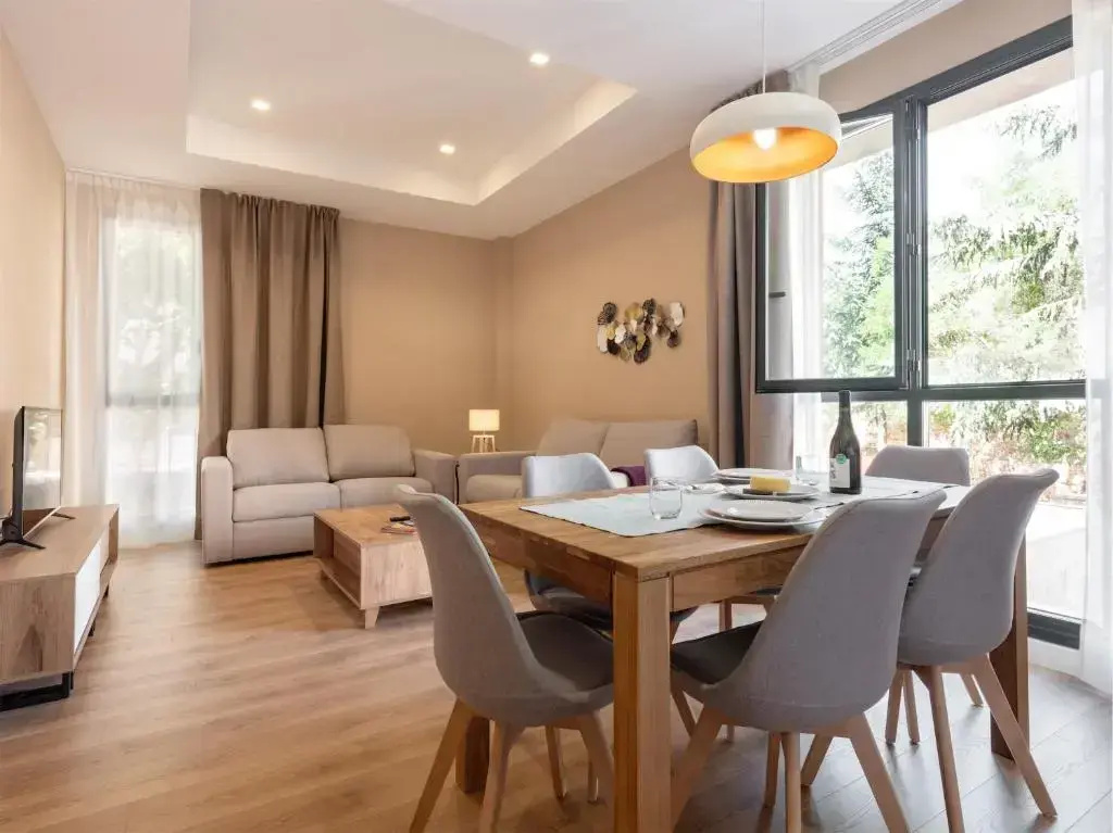 2 Bedrooms Apartment
