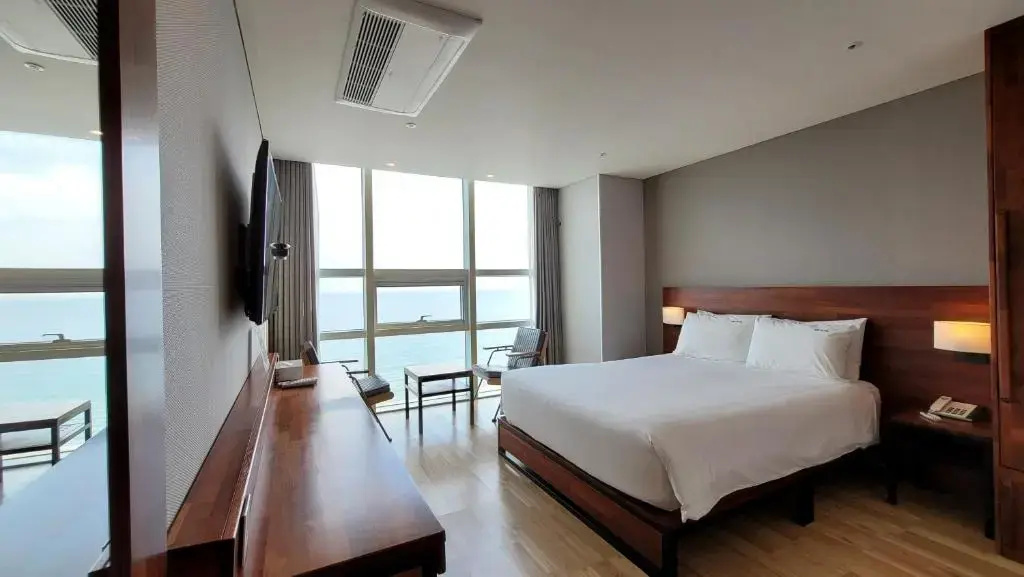 Deluxe Double room with ocean view (full double bed)