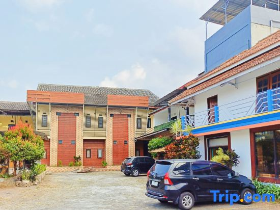 TwoSpaces Living at Matahari Homestay, Batu
