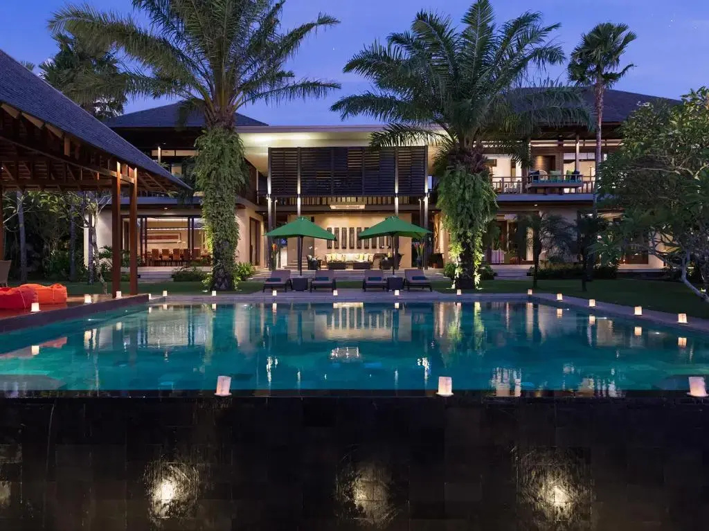 5 Bedrooms Villa