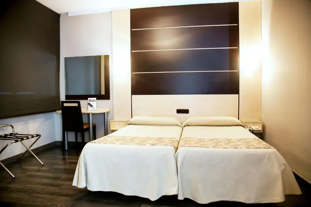 Double room (full double bed)
