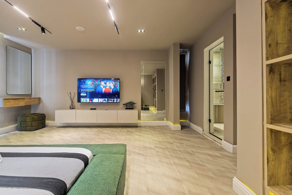 Luxury Apartment with balcony and with city view
