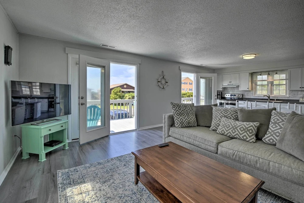 Oak Island Beach Abode w/ Deck: Walk to Shore!