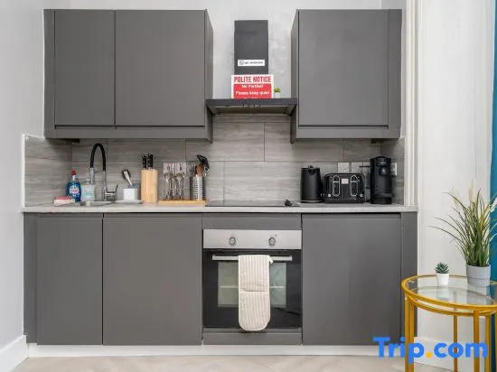 Stunning Kensington Flat | 2 minute walk to Tube