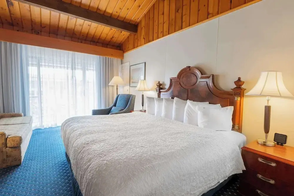 Standard Double room with balcony and with partial ocean view (full double bed)