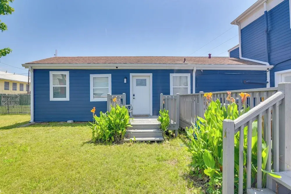 1 Mi to Pleasure Pier: Walkable Home in Galveston