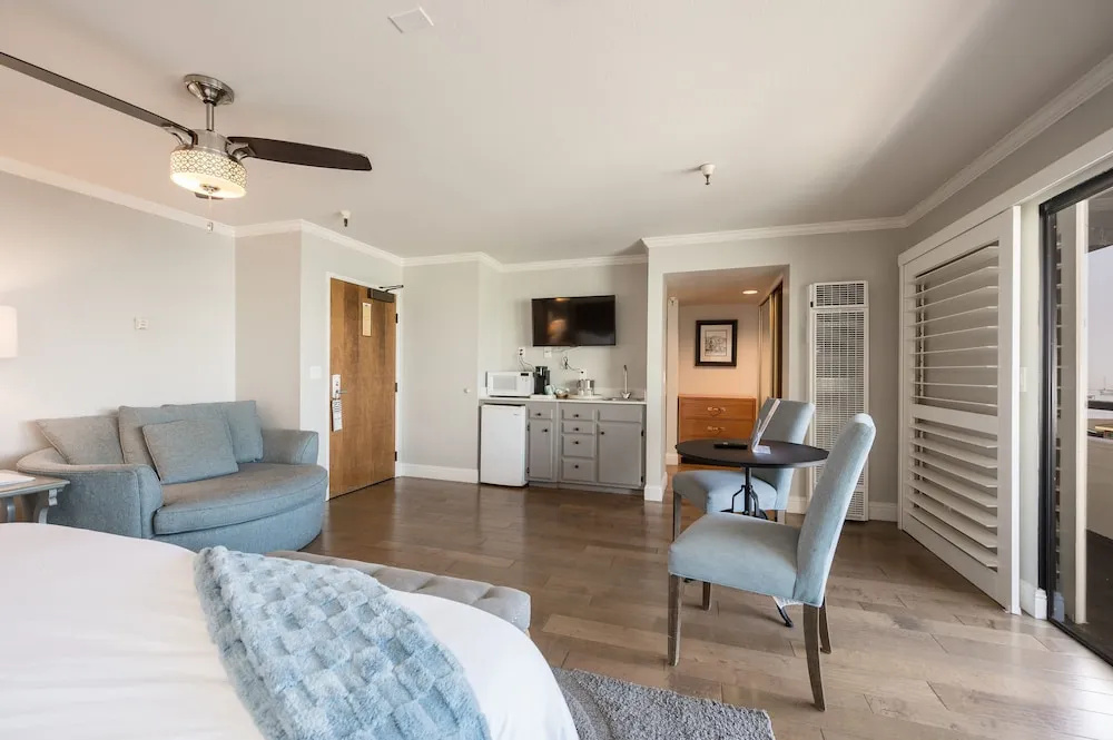 Luxury Double Junior Suite with harbour view (full double bed)