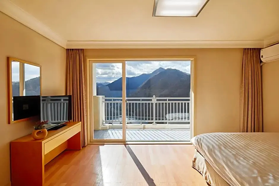 Standard Double Family room with lake view (full double bed)