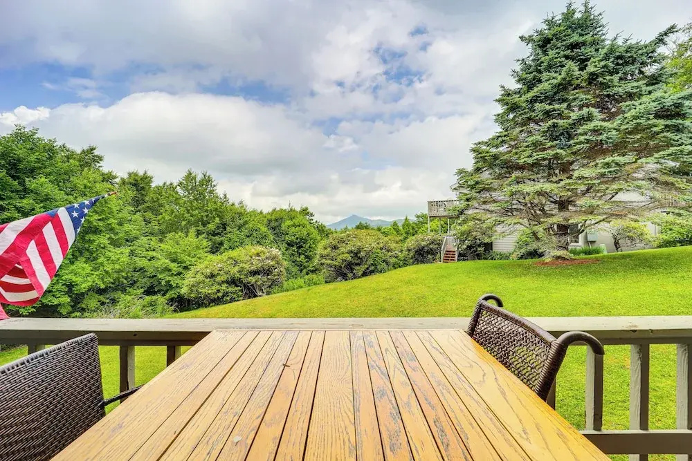 3 Mi to Slopes! Mtn-view Condo in Banner Elk