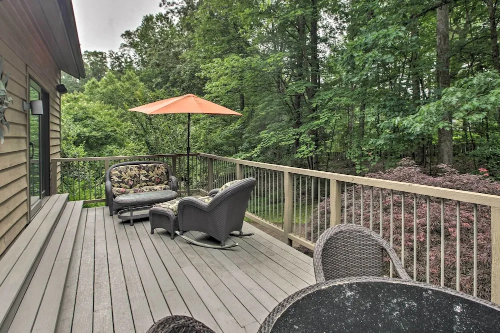 The White Elephant Inn Getaway w/ Pool & Hot Tub! — фото 3