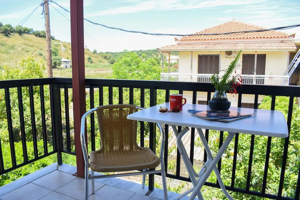 Comfy green studio/just 150m to the beach