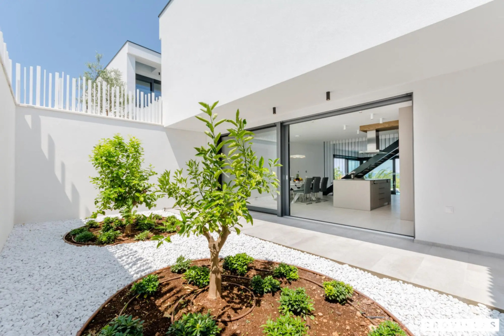 Pax in Sutivan with 3 bedrooms and 3 bathrooms