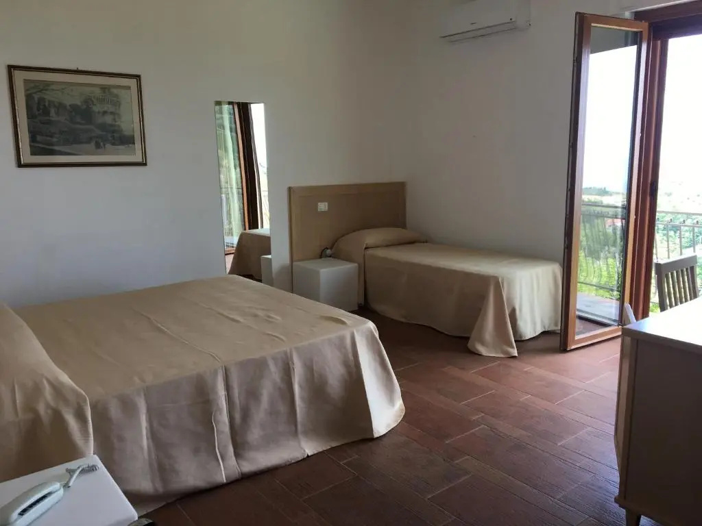 Standard Triple room with sea view