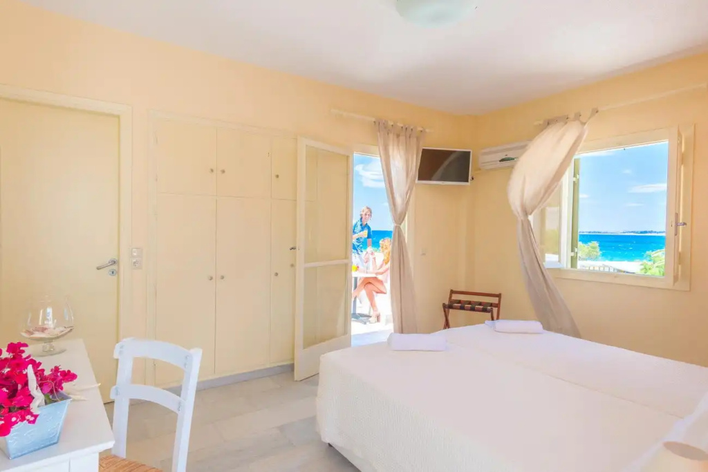 Standard Triple room with street view