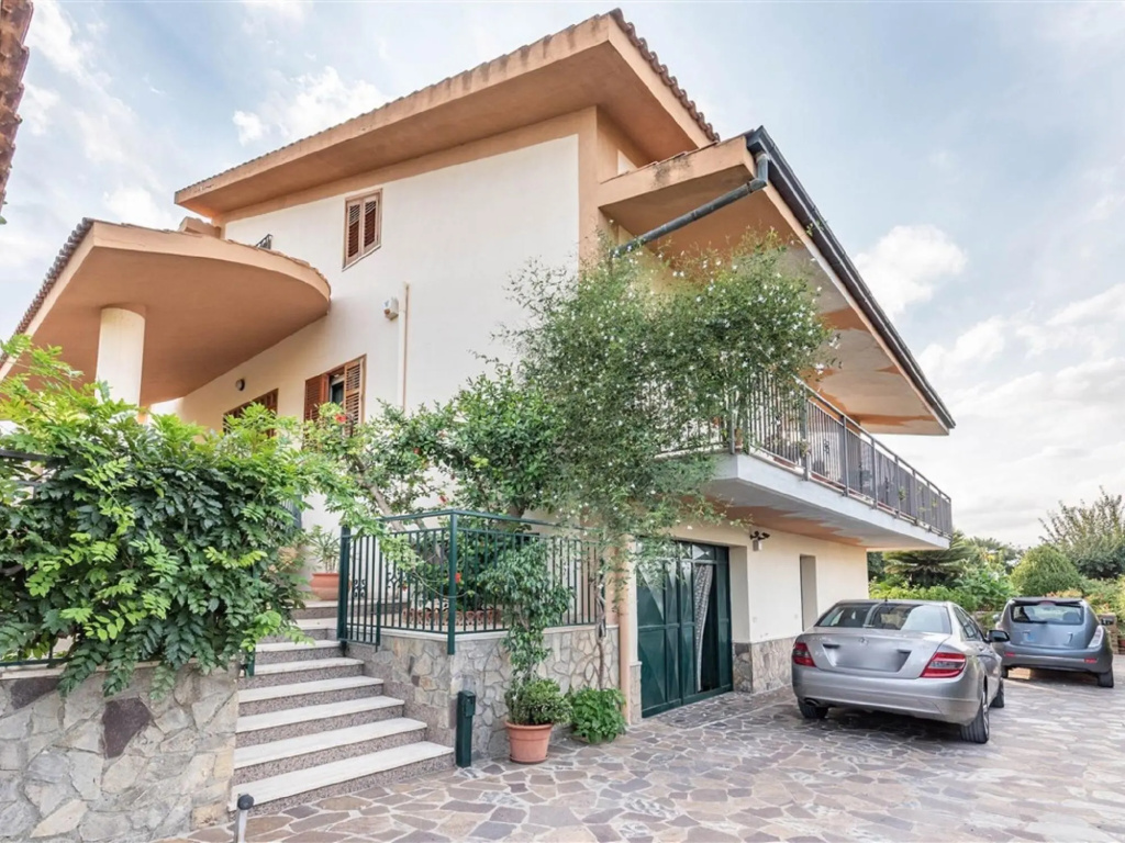 Splendid Villa with swimming pool a stone's throw from Palermo