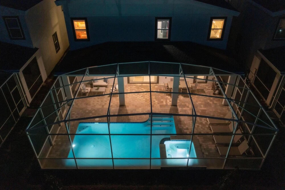 811 ST - 9BR Luxury Home: Private Pool
