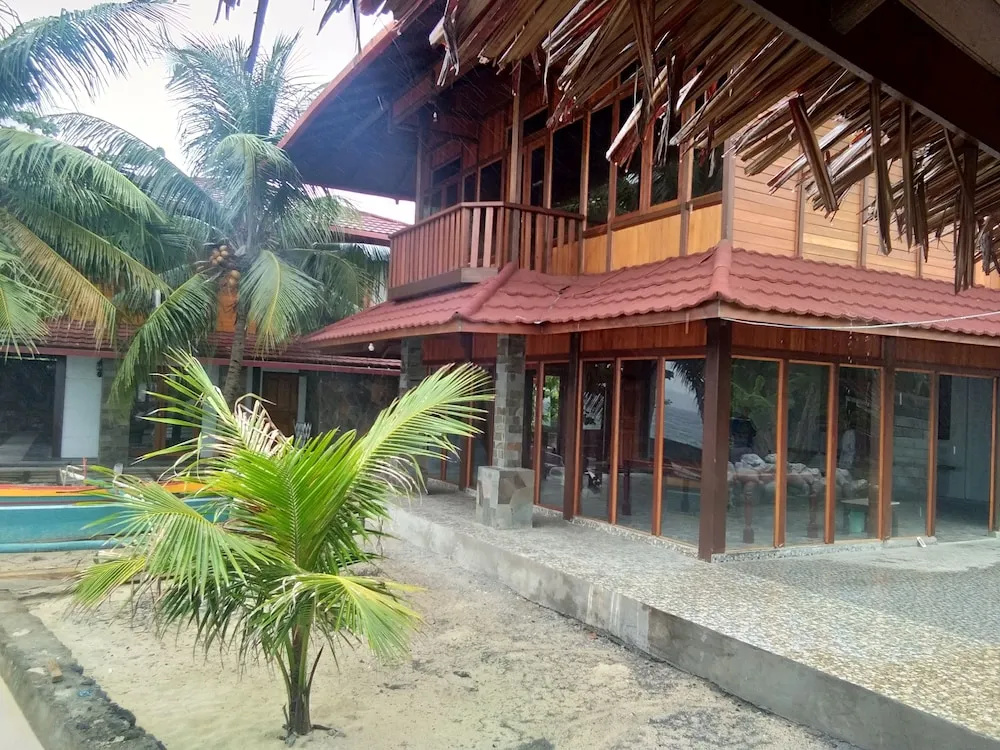 Tanta Moon Luxury Villas Siladen Island
