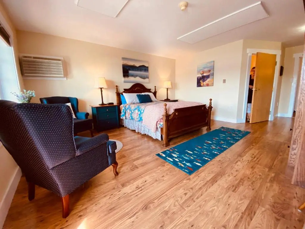 Standard Double room with lake view (full double bed)