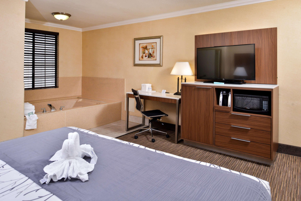 Отель Best Western Hollywood Plaza Hotel - Walk of Fame Film City LA в Лос-Анджелесе