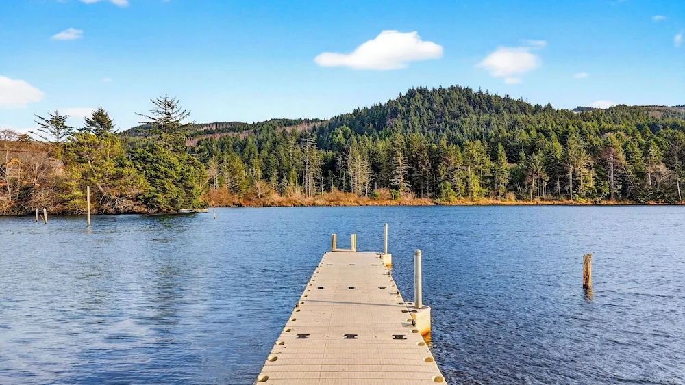 Tides & Timber by Avantstay Lakeside Retreat + Hot Tub + Kayaks + Paddleboard + Bikes Near Beach