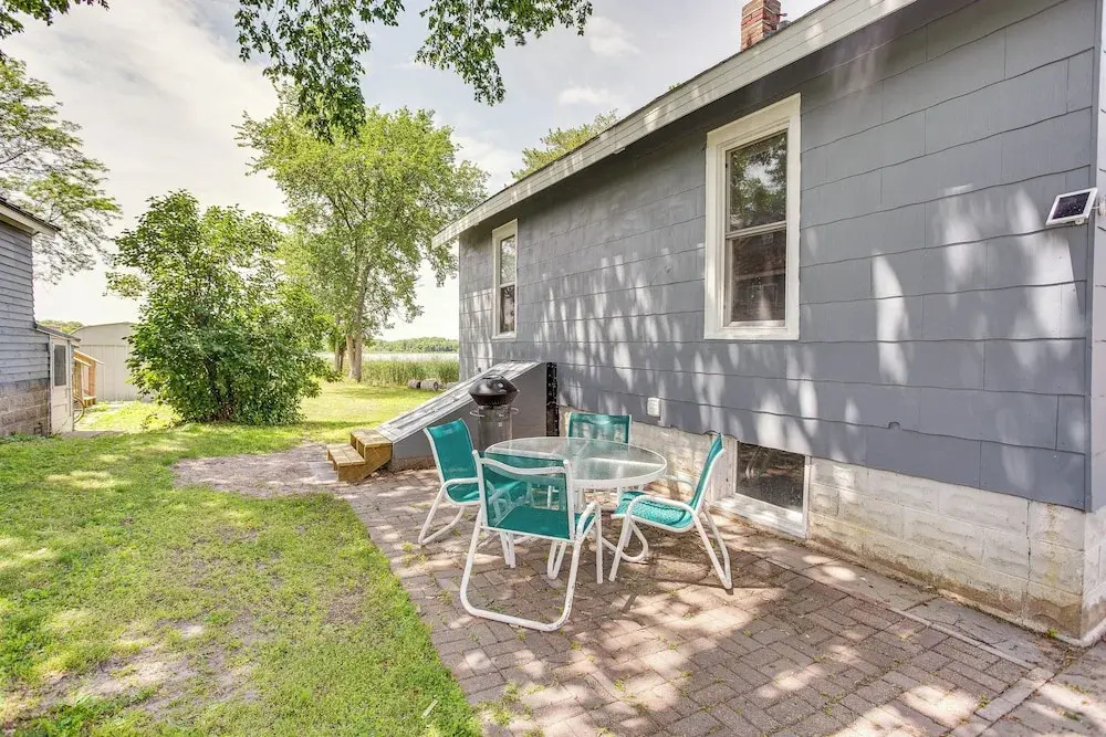 Lakefront Mound Getaway: Near Snowmobiling Trails!