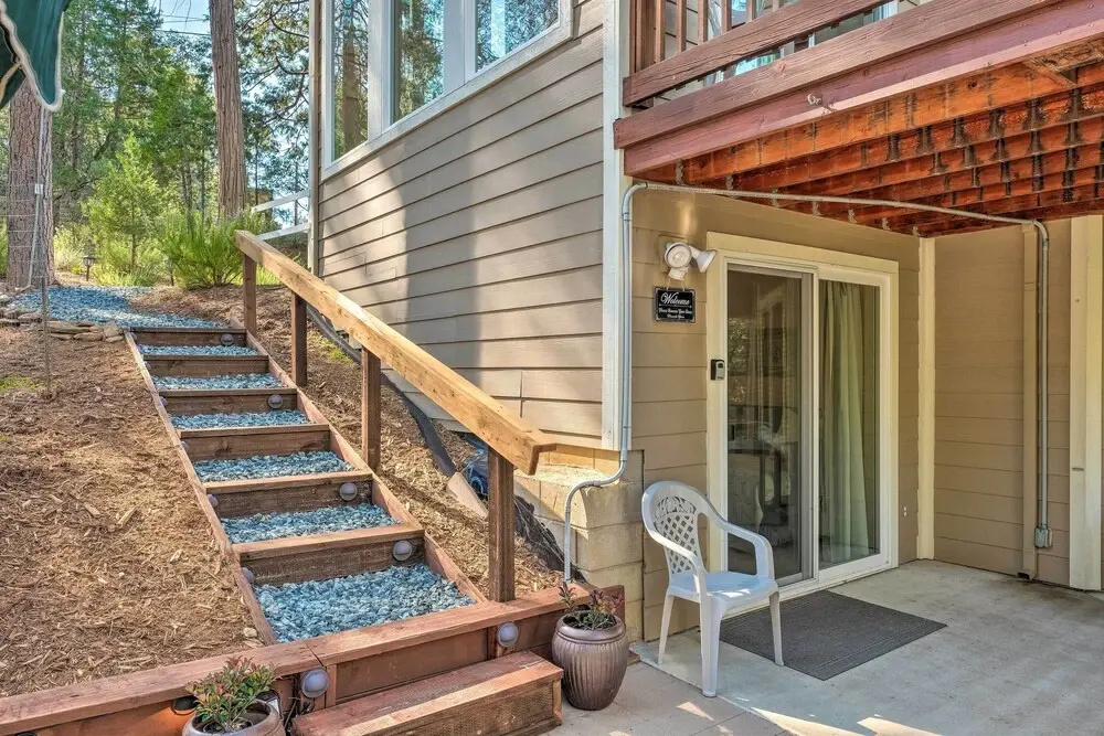 Beautiful Wooded Escape, Half-mi to Pine Mtn Lake!