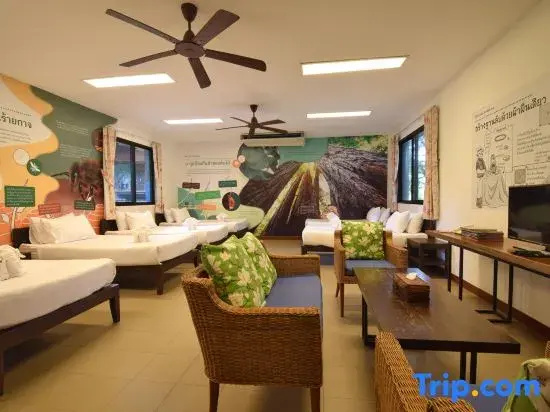Standard Sextuple Family room