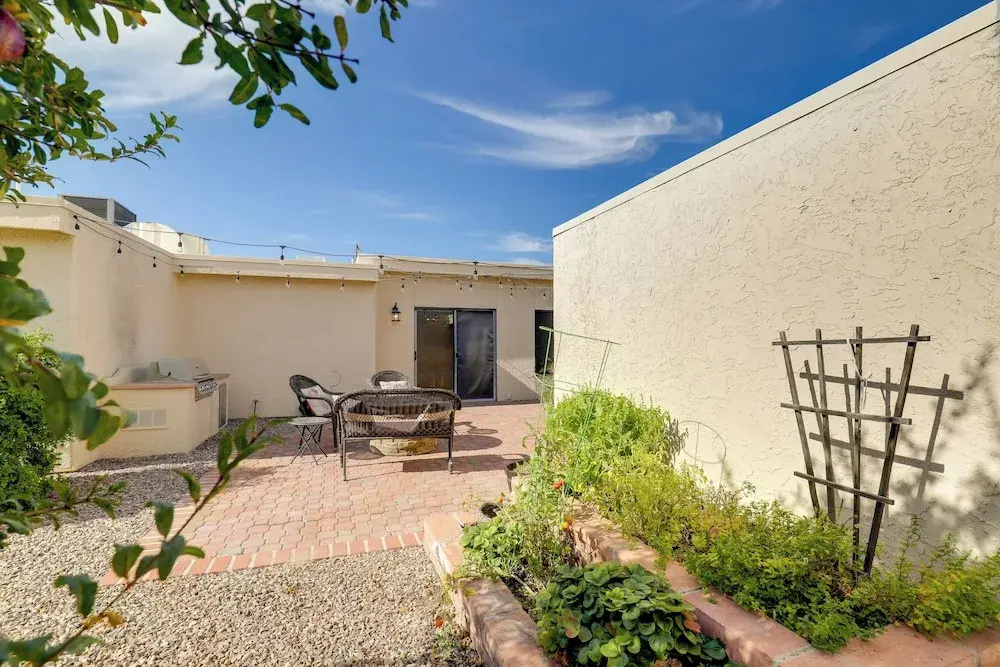 Sunny Tucson Townhome w/ Patio & Mountain Views!