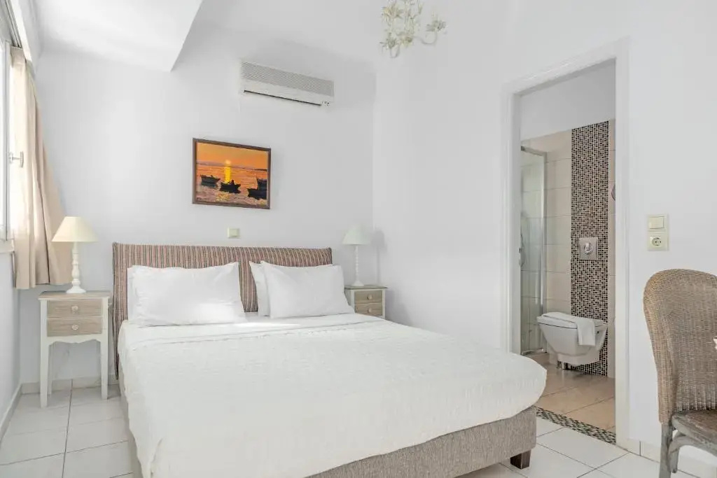 Standard Triple room with partial sea view