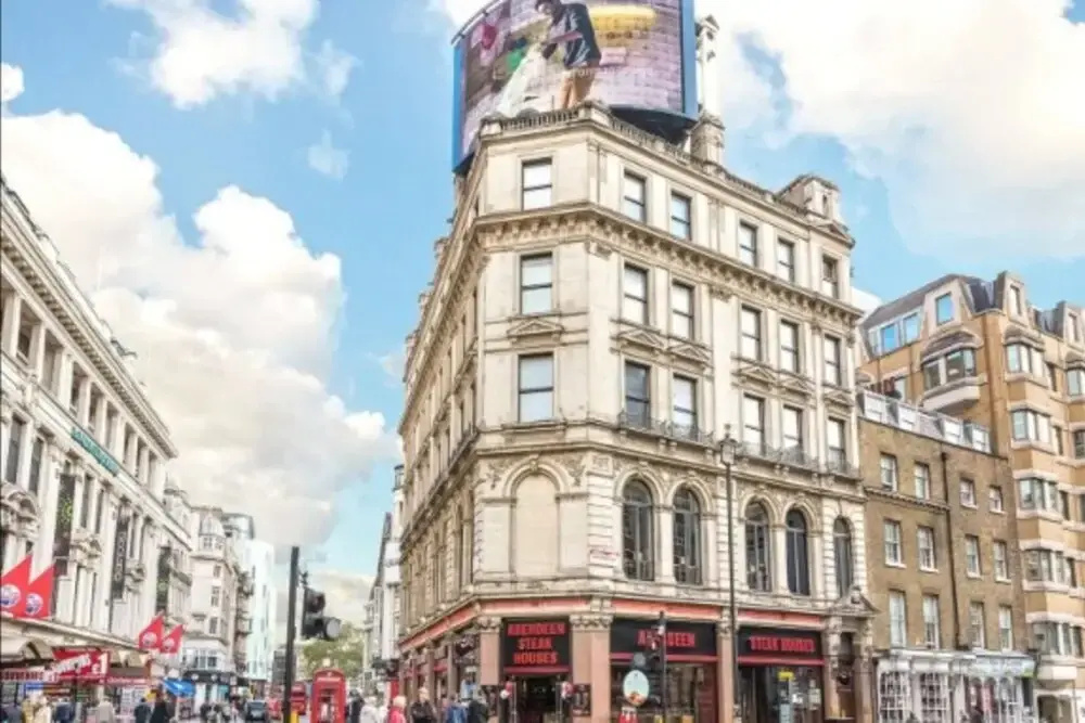 1 Bedroom Flat with Panoramic View of Piccadilly Circus