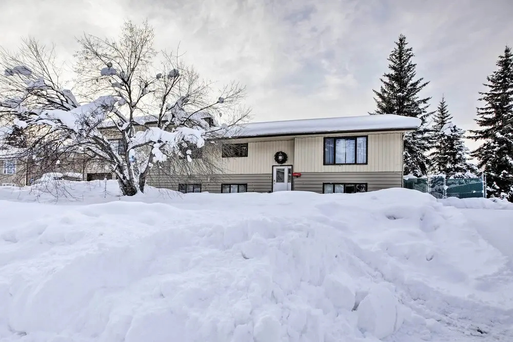 Lakefront Fairbanks Unit, 1 Mile to Pioneer Park!