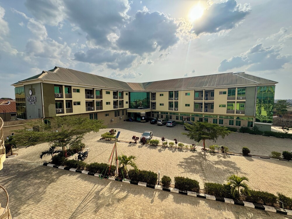 Monarchs Luxury Palace Hotel