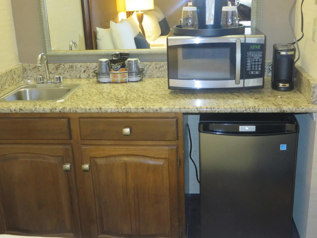 Ivy Court Inn & Suites - фото 27