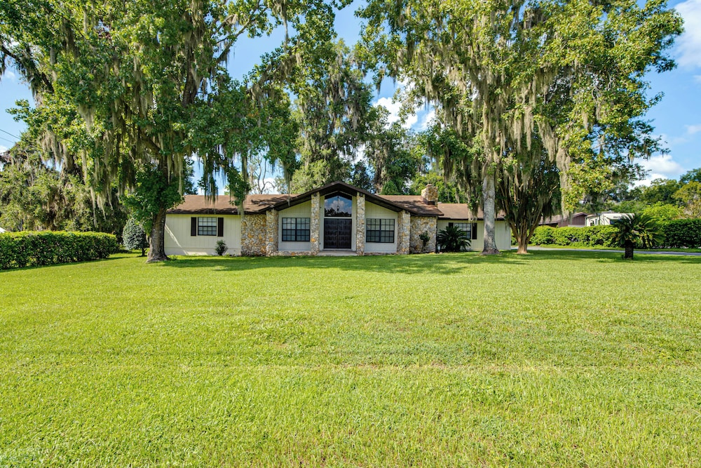 8 Mi to World Equestrian Center: Walkable Getaway